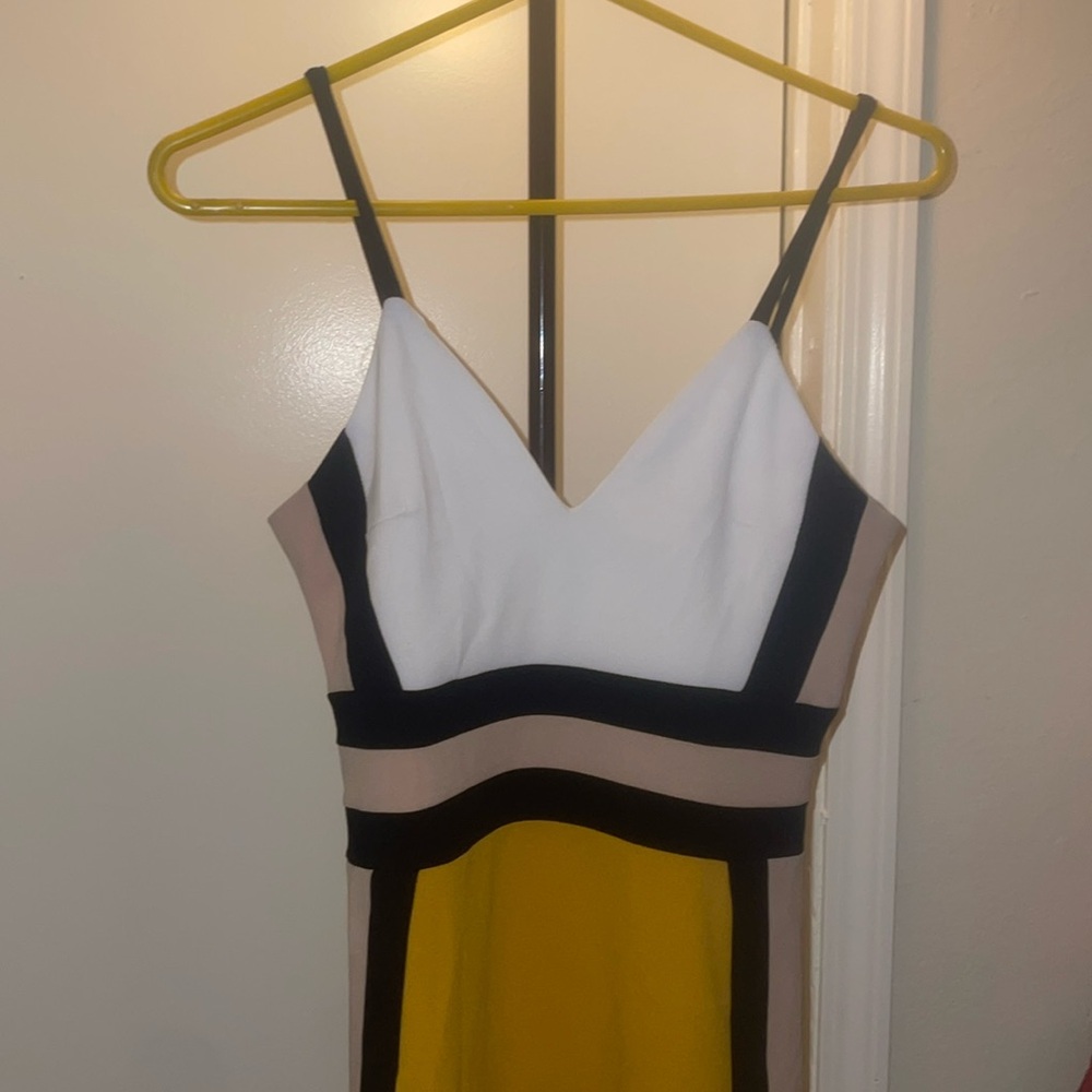 Beautiful slim dress.this dress hugs your body the material is very thin
